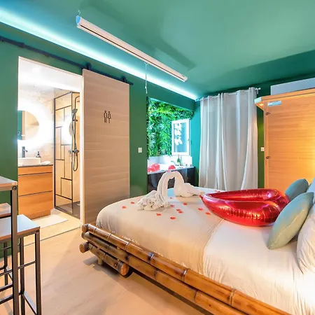 Jungle Jacuzzi, Sauna & Video-projecteur