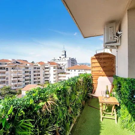 Jungle Jacuzzi, Sauna & Video-projecteur Cannes