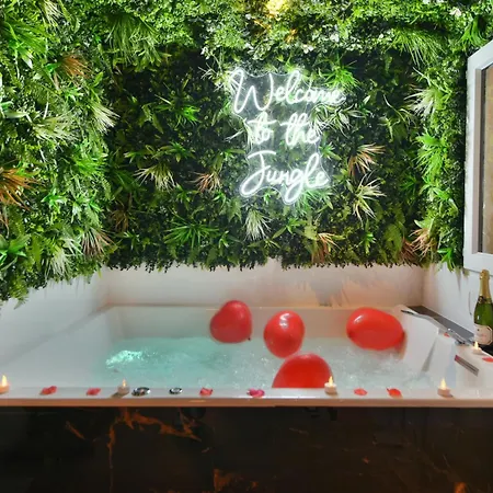 Jungle Jacuzzi, Sauna & Video-projecteur *